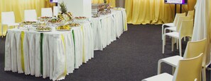 Breakfast, lunch, dinner served; local and international cuisine