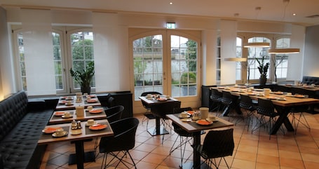 Desayuno buffet los días de semana (EUR 15 por persona)