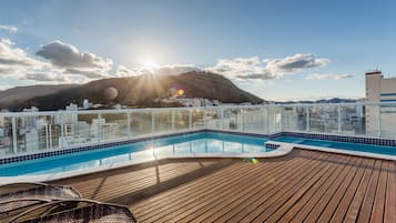 Piscina externa, guarda-sóis, espreguiçadeiras