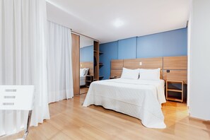 Laptop workspace, blackout curtains, soundproofing, free WiFi - Victory Suites Hotel (Juiz de Fora)