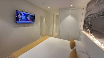 Economy tweepersoonskamer, 1 queensize bed | Luxe beddengoed, donsdekens, een kluis op de kamer