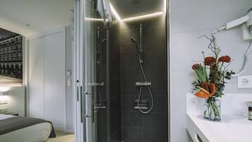 Een douche, gratis toiletartikelen, een haardroger, handdoeken