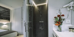 Shower, free toiletries, hair dryer, towels - Pensión Txingurri (Astigarraga)