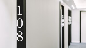 Un pasillo con un cartel negro que muestra el número 108.