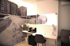 ห้องดีลักซ์ | เครื่องนอนระดับพรีเมียม, ผ้านวมขนเป็ด, ตู้นิรภัยในห้องพัก, ผ้าม่านกันแสง