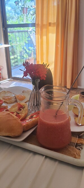 Standard-Suite, 1 Doppelbett, Poolblick | Kostenloses WLAN, Bettwäsche