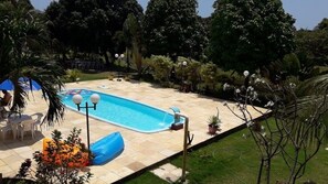 Una piscina al aire libre, tumbonas