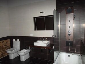 Shower, free toiletries, hair dryer, bidet - Pazo Molinos de Antero (Monforte de Lemos)