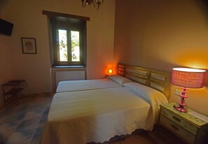 Apartamento, 1 quarto | Individualmente decorados, escrivaninha