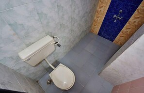 Un baño con inodoro, bidé y zona de ducha.