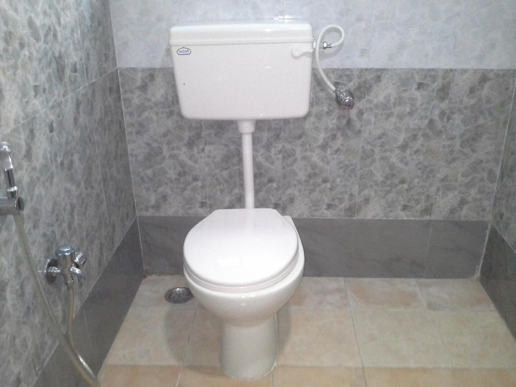 Un baño con inodoro, ducha y bidé.