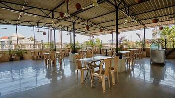 Se sirven desayunos, almuerzos y cenas; cocina internacional