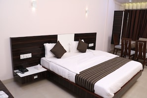 Deluxe-Zimmer, 1 Schlafzimmer, Raucher, Stadtblick | 1 Schlafzimmer, Schreibtisch, kostenlose Zustellbetten, kostenloses WLAN