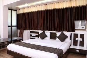 Familien-Suite, 1 Schlafzimmer, Raucher, Stadtblick | 1 Schlafzimmer, Schreibtisch, kostenlose Zustellbetten, kostenloses WLAN