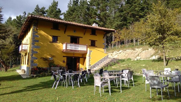 Vista frontal de la propiedad