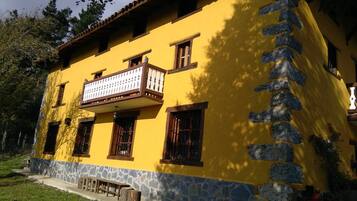 Vista frontal de la propiedad