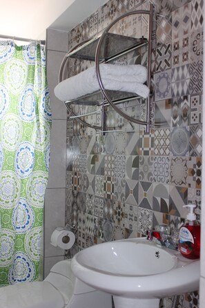 Apartamento, 1 quarto | Banheiro | Chuveiro, secador de cabelo, toalhas de banho 