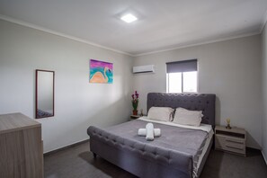 2 sovrum, individuell inredning, unika möbler och strykjärn/strykbräda