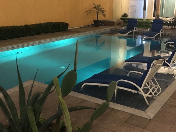 สระว่ายน้ำกลางแจ้ง