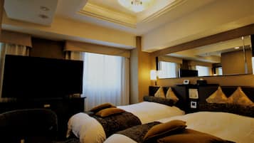 羽毛の掛け布団、デスク、ノートパソコン用作業スペース、遮光カーテン