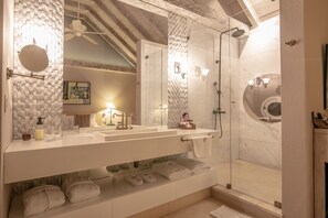 Deluxe Double Room, 1 Queen Bed | Bathroom | Shower, rainfall showerhead, free toiletries, hair dryer