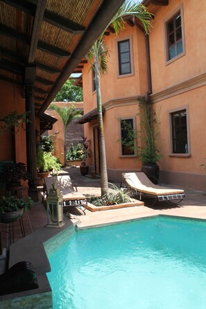 Outdoor pool - 3 Palms Residence (Granada)