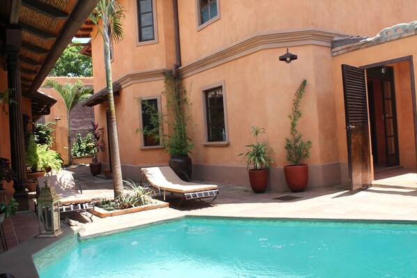 Outdoor pool - 3 Palms Residence (Granada)