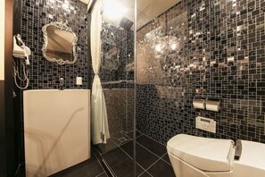 Deluxe-huone | Kylpyhuone | Ilmaiset hygieniatuotteet, hiustenkuivaaja, kylpytakit, tohvelit