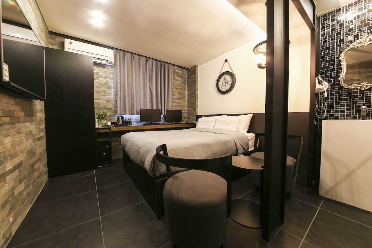 Deluxe Room | Desk, soundproofing, free WiFi