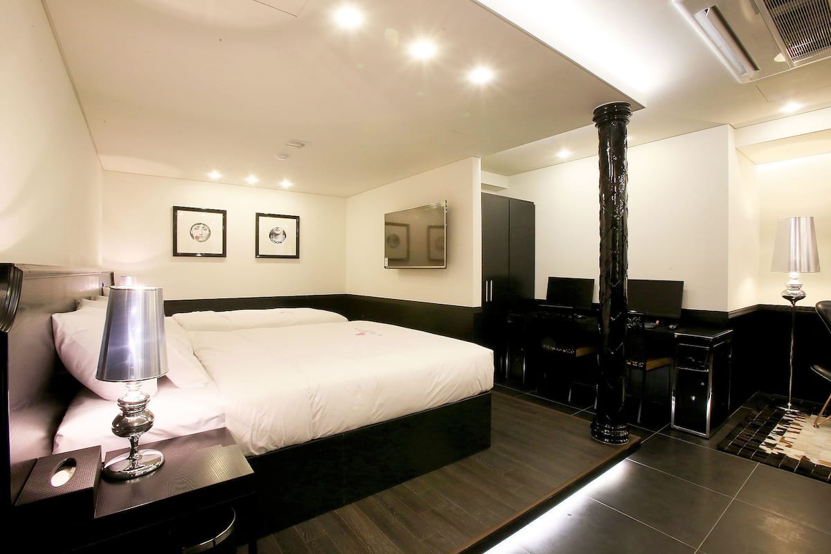 Suite | Desk, soundproofing, free WiFi