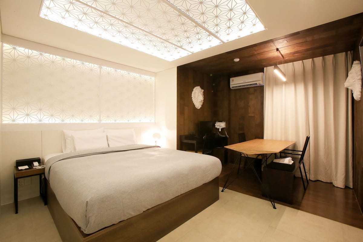 Premium Room | Desk, soundproofing, free WiFi