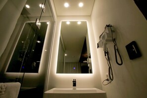 Standard Room | Bathroom sink - Hotel Lavieen (Seoul)
