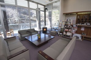 Coin salon dans le hall