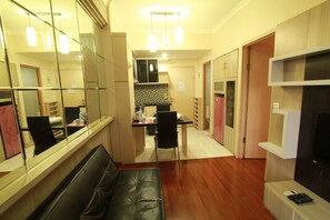 Executive Apartment, 1 King Bed | Desk, free WiFi - MyRooms Bekasi (Bekasi)