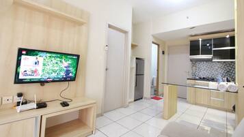 Executive-huoneisto, 1 suuri parisänky | Oleskelualue | LED-televisio