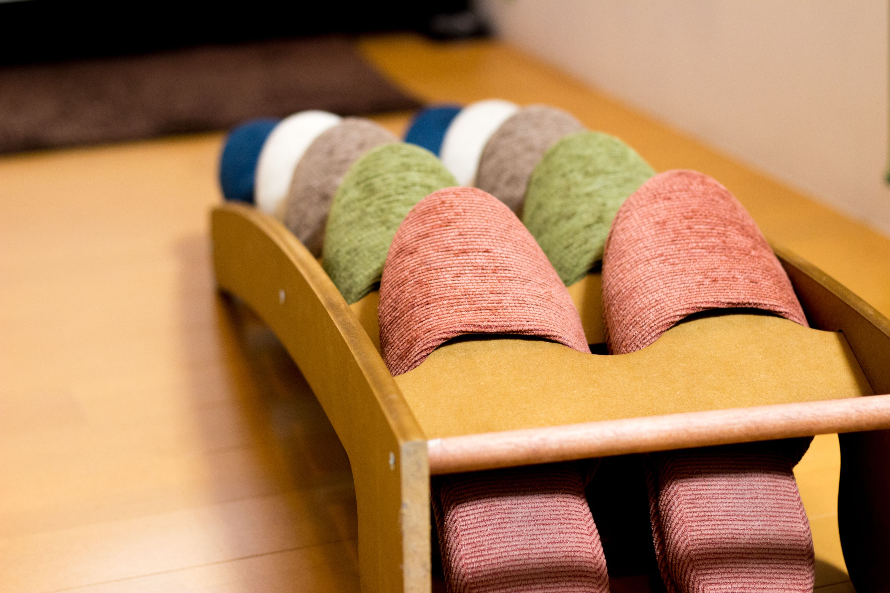 A wooden massage table with multiple colored therapy balls.