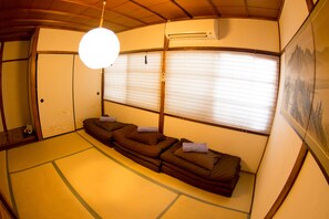 One House Rental | 3 bedrooms, desk, free WiFi - Moco Hostel (Kyoto)
