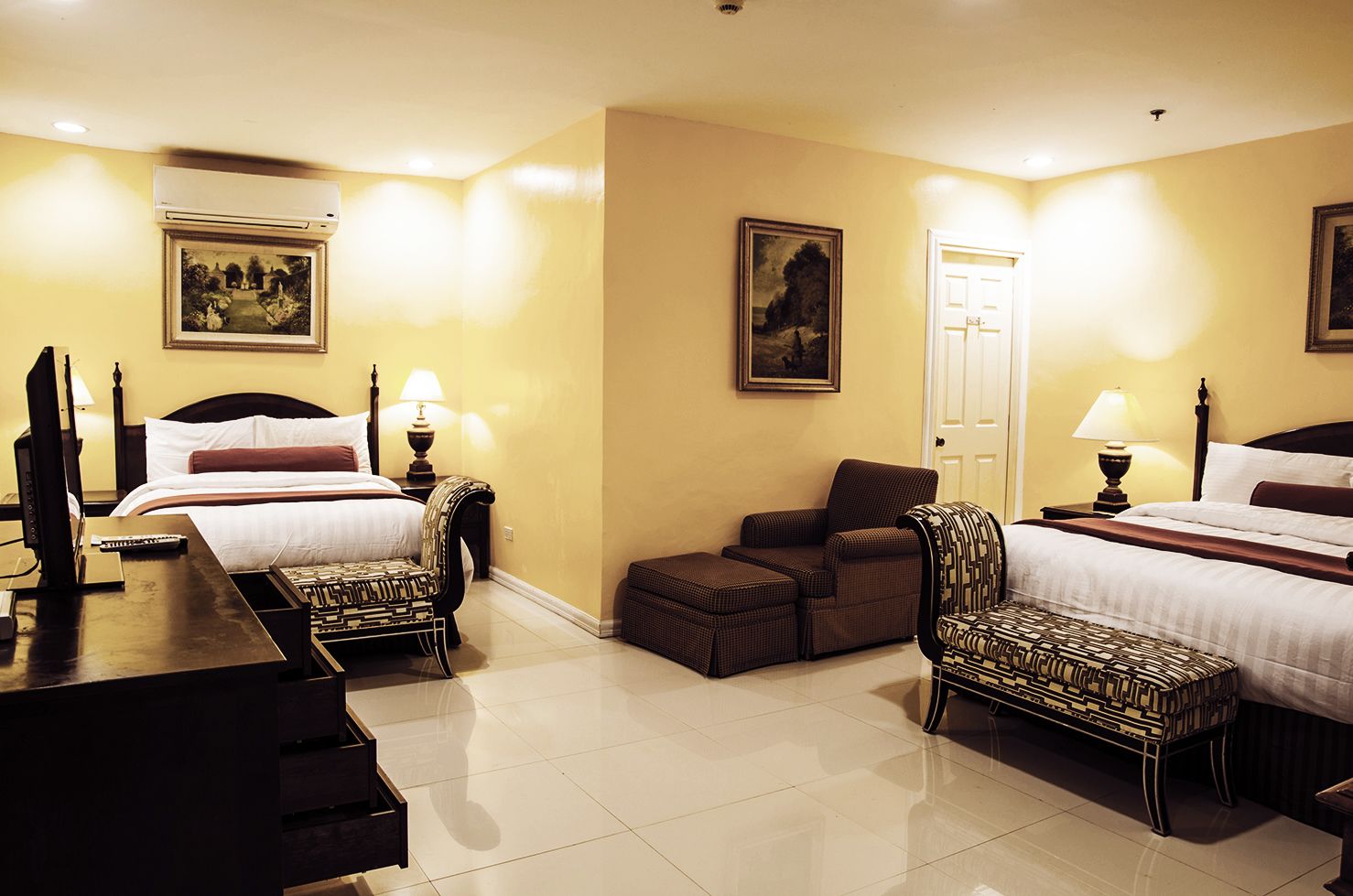 family room, 1 bedroom | desk, iron/ironing board, bed sheets