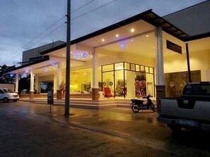 住宿正面 - 傍晚/夜晚