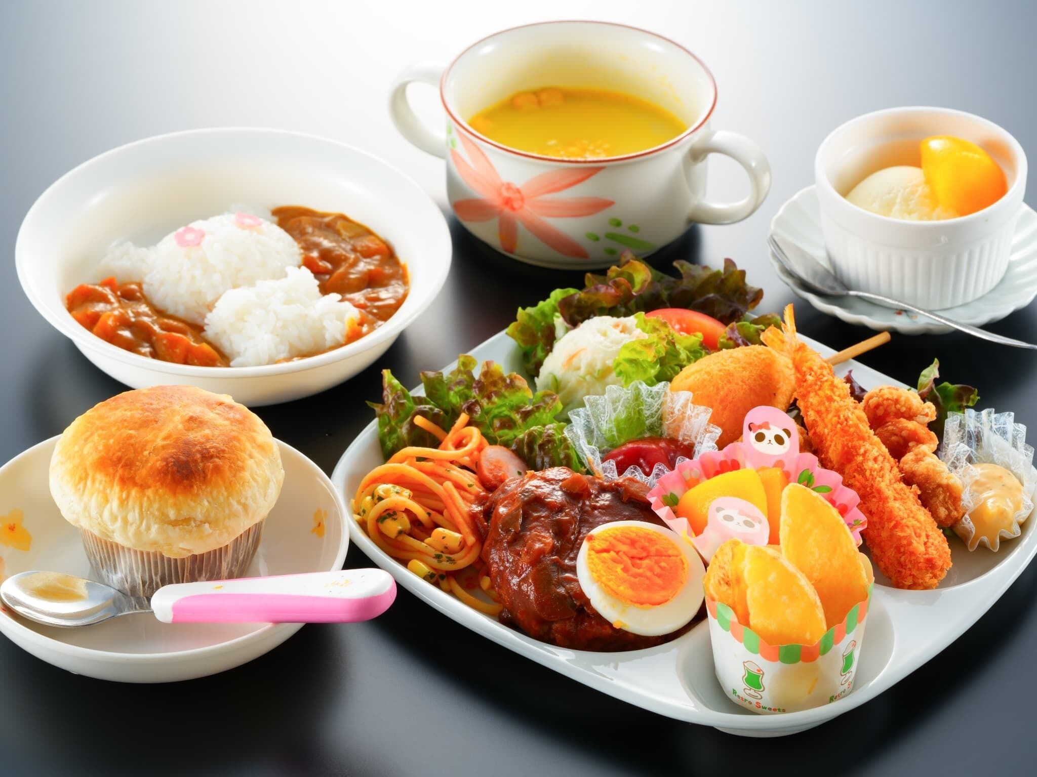 Diversos platos japoneses, como arroz, curry, fideos y tempura.