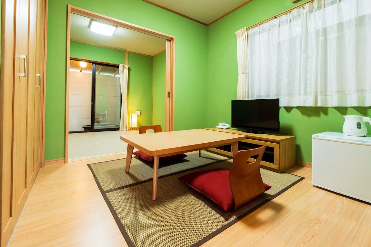 Individually decorated, free WiFi, bed sheets