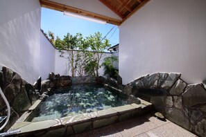 Bañera de hidromasaje al aire libre