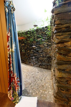 Habitación Deluxe, vista al océano | Baño | Regadera, amenidades de baño gratuitas, toallas 