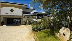 Un hôtel moderne doté d’un toit plat, d’une entrée centrale et d’une pelouse bien entretenue.
