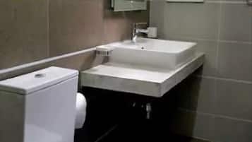 Apartemen | Kamar mandi | Shower, pengering rambut, handuk, dan sampo