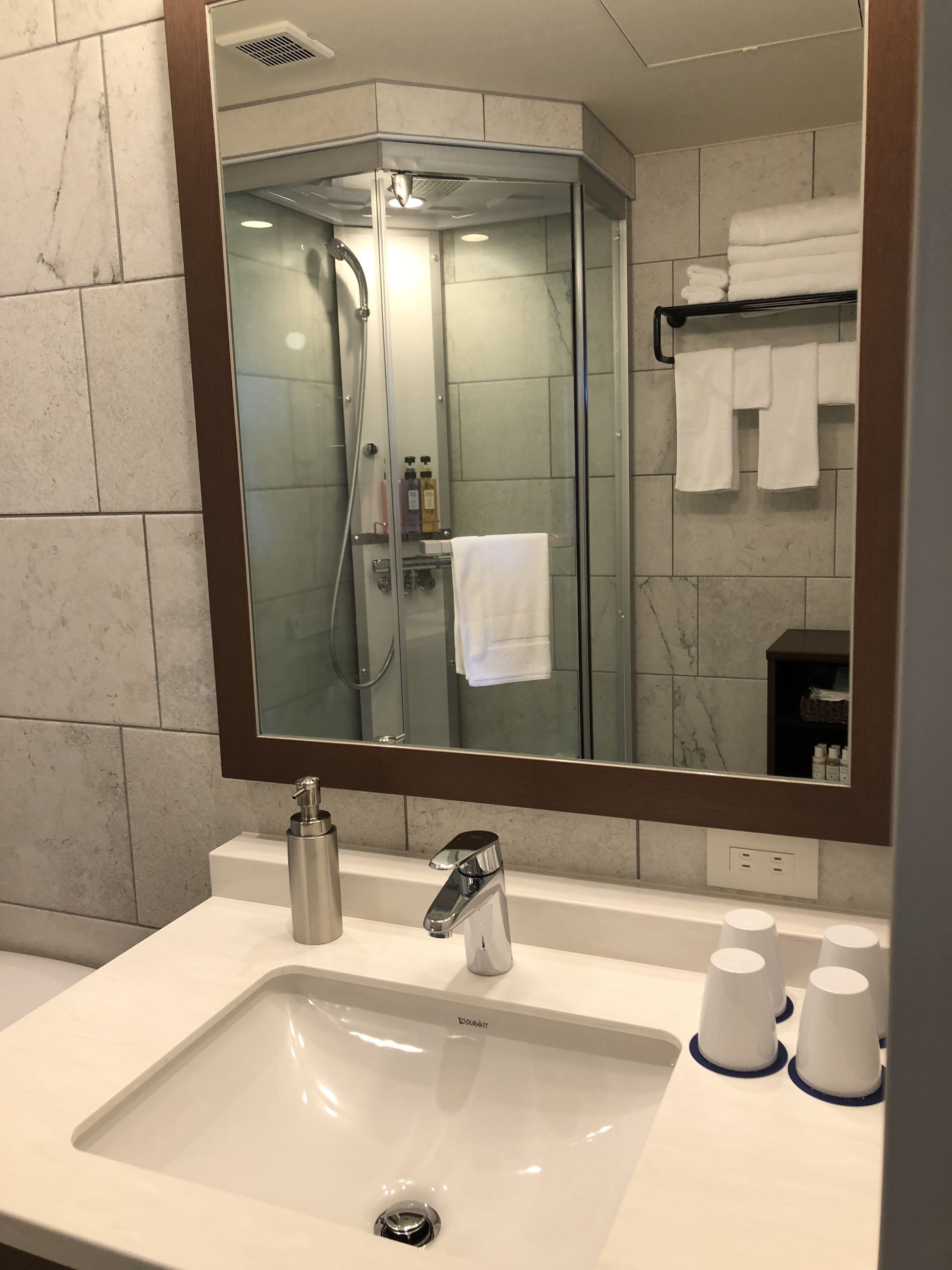 Regadera, amenidades de baño gratuitas, secadora de cabello, pantuflas 