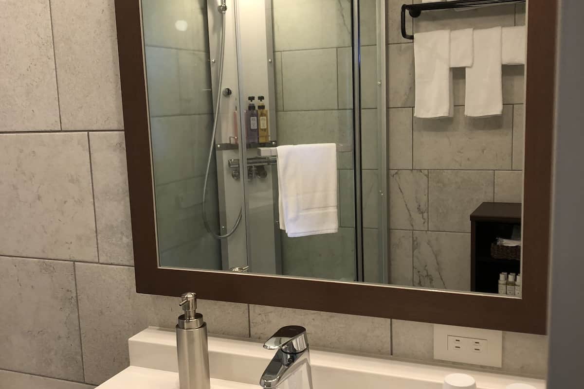 Regadera, amenidades de baƱo gratuitas, secadora de cabello, pantuflas
