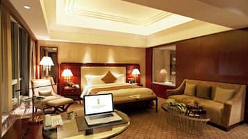 Executive King Room | In-room safe, desk, iron/ironing board, free cribs/infant beds