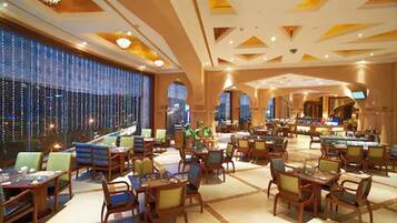 Daily local cuisine breakfast (CNY 70 per person)