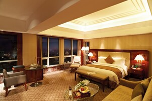 Executive King Room | In-room safe, desk, iron/ironing board, free cribs/infant beds